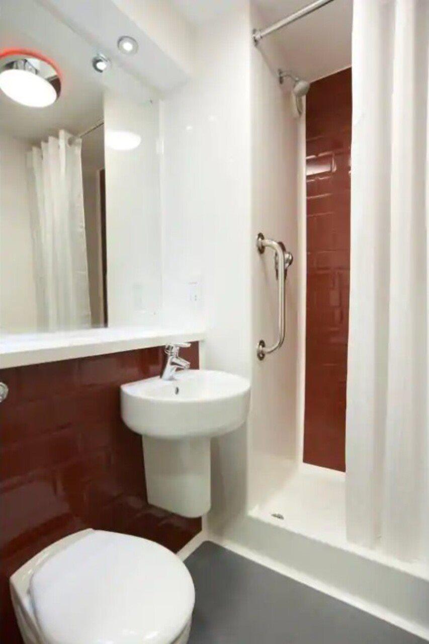 Travelodge Bracknell Central Bagian luar foto